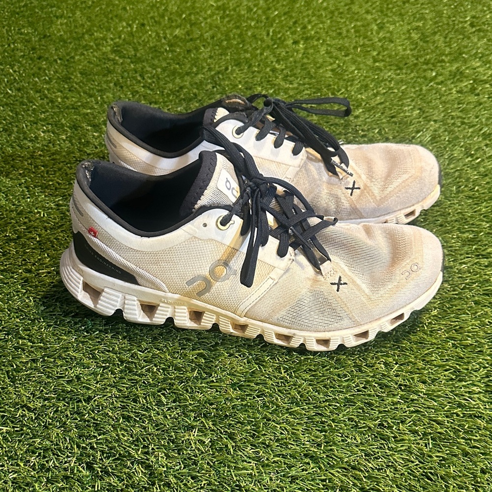 On Running Women’s Helion Cloudtec White and Black Athletic Shoes